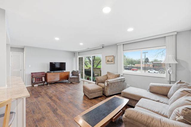 925 Spring Hill Drive 212, Northbrook, IL 60062