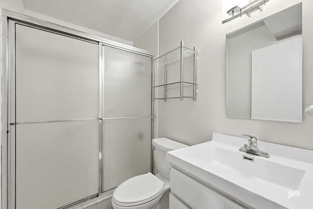 925 Spring Hill Drive 212, Northbrook, IL 60062