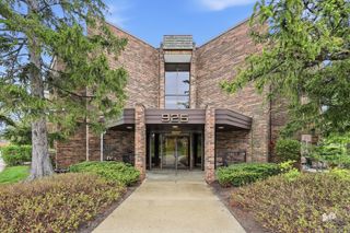 925 Spring Hill Drive 212, Northbrook, IL 60062