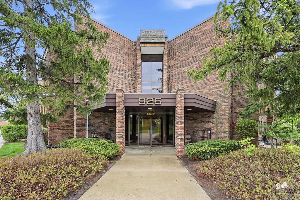 925 Spring Hill Drive 212, Northbrook, IL 60062