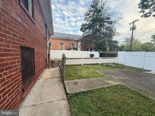 8020 EASTERN AVE NW, Washington, DC 20012