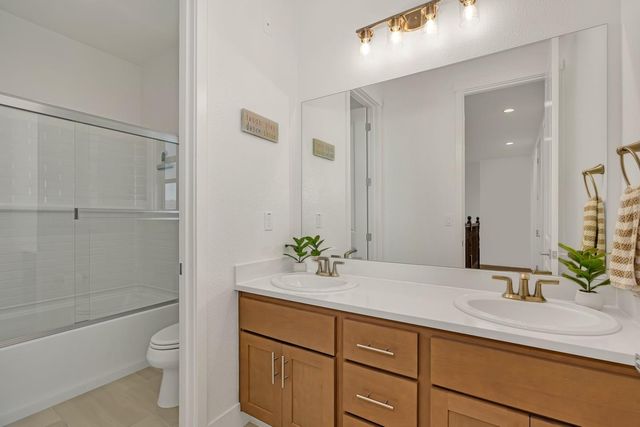 1174 Sunridge Drive, Hollister, CA 95023