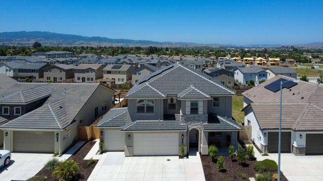 1174 Sunridge Drive, Hollister, CA 95023