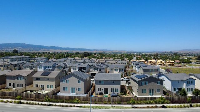 1174 Sunridge Drive, Hollister, CA 95023