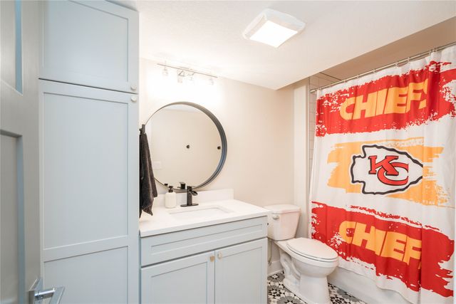 16418 Northpark Drive, Urbandale, IA 50323