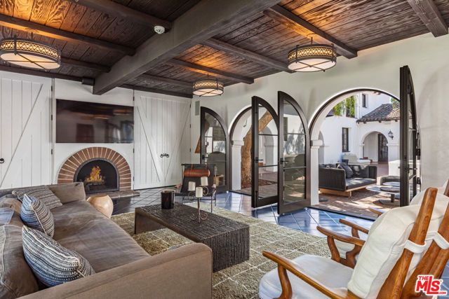 820 N Roxbury Drive, Beverly Hills, CA 90210