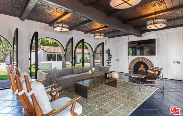 820 N Roxbury Drive, Beverly Hills, CA 90210