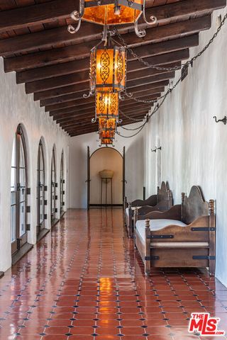 820 N Roxbury Drive, Beverly Hills, CA 90210