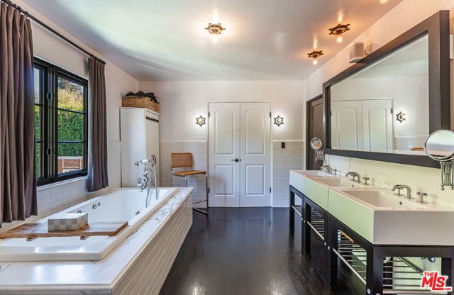 820 N Roxbury Drive, Beverly Hills, CA 90210