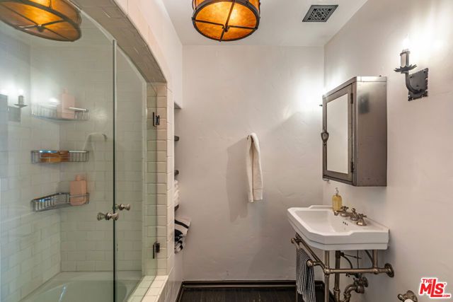 820 N Roxbury Drive, Beverly Hills, CA 90210