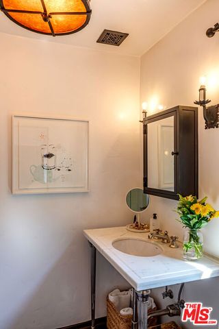 820 N Roxbury Drive, Beverly Hills, CA 90210