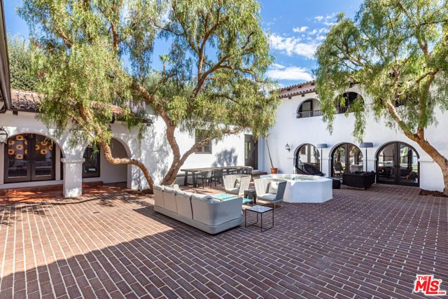 820 N Roxbury Drive, Beverly Hills, CA 90210