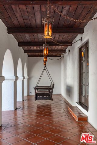 820 N Roxbury Drive, Beverly Hills, CA 90210