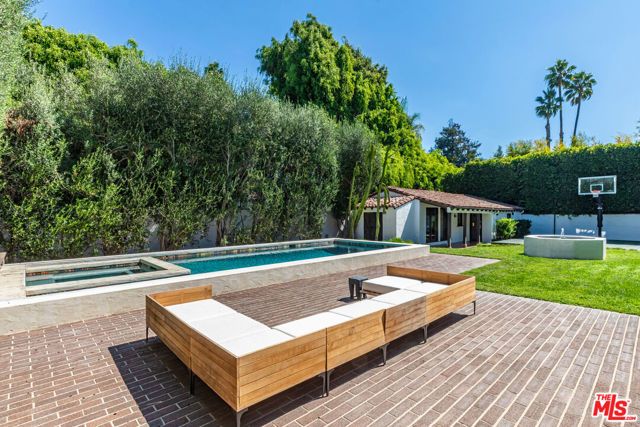 820 N Roxbury Drive, Beverly Hills, CA 90210