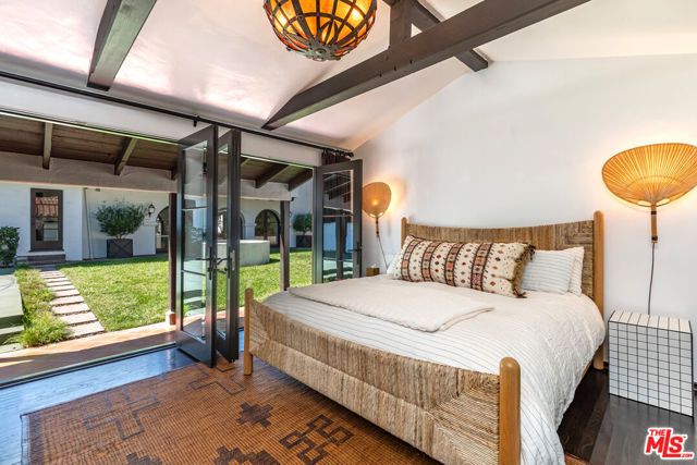 820 N Roxbury Drive, Beverly Hills, CA 90210