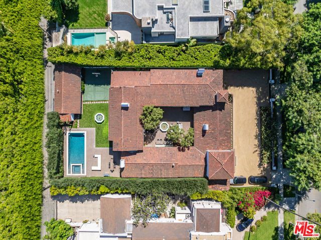 820 N Roxbury Drive, Beverly Hills, CA 90210
