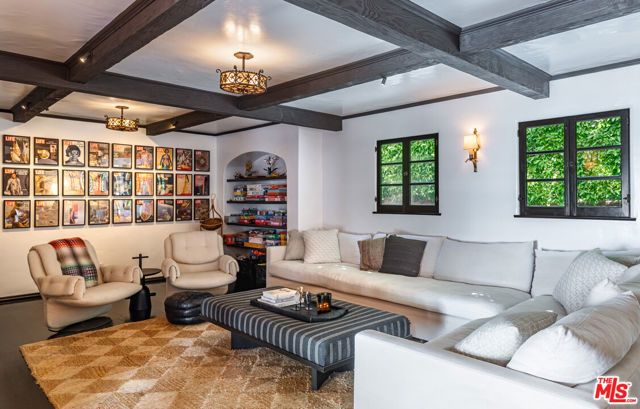 820 N Roxbury Drive, Beverly Hills, CA 90210