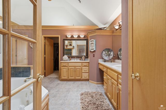 1213 Greystone Place, Manhattan, KS 66503
