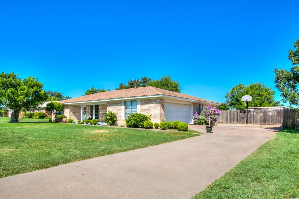 Image 2 of property listing at 20 Sierra Camino, Ballinger, TX 76821