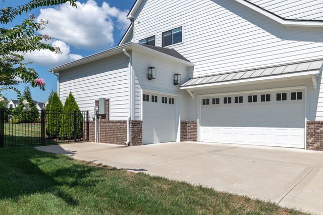 2127 Burgin Dr, Thompsons Station, TN 37179