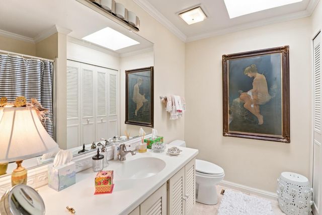 1018 Commons Dr, Sacramento, CA 95825