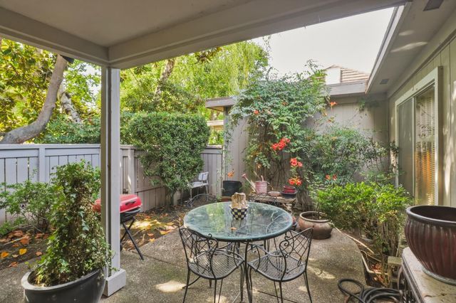 1018 Commons Dr, Sacramento, CA 95825