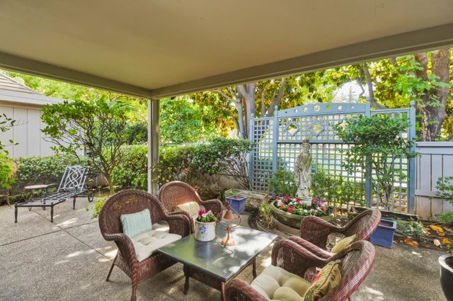 1018 Commons Dr, Sacramento, CA 95825