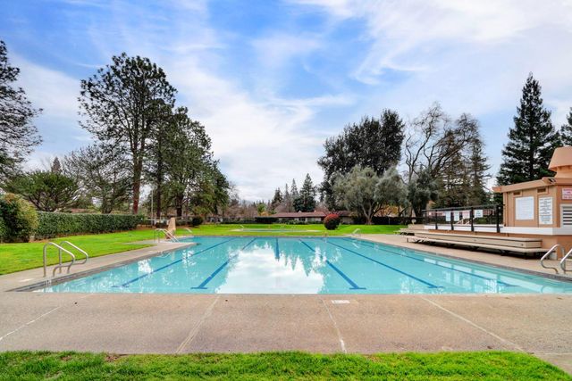 1018 Commons Dr, Sacramento, CA 95825
