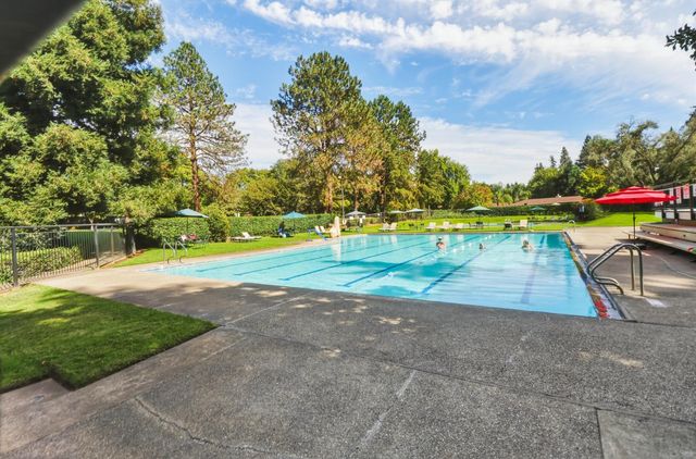 1018 Commons Dr, Sacramento, CA 95825