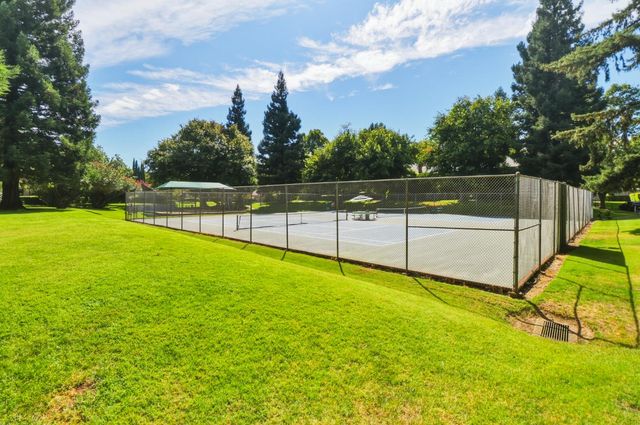 1018 Commons Dr, Sacramento, CA 95825