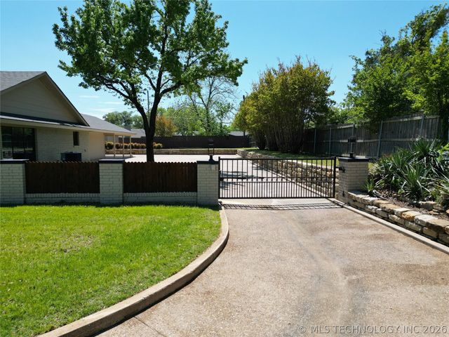 2200 Cloverleaf Place, Ardmore, OK 73401
