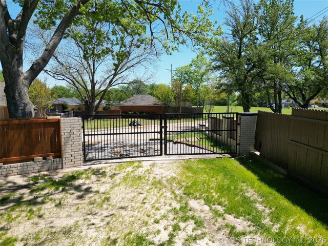 2200 Cloverleaf Place, Ardmore, OK 73401