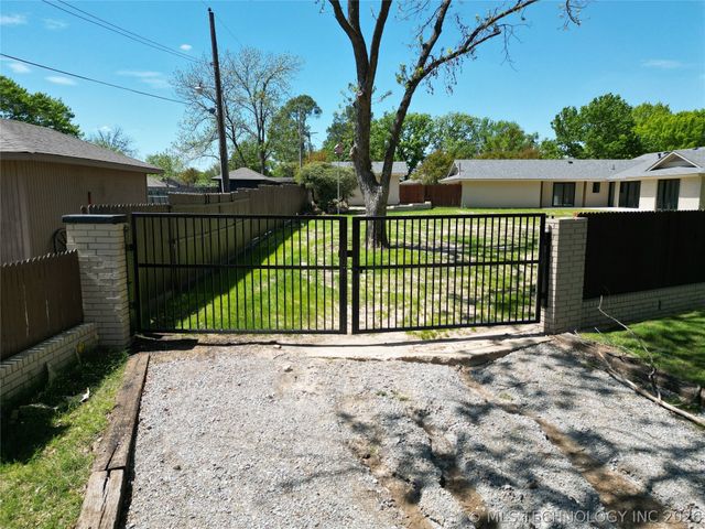 2200 Cloverleaf Place, Ardmore, OK 73401