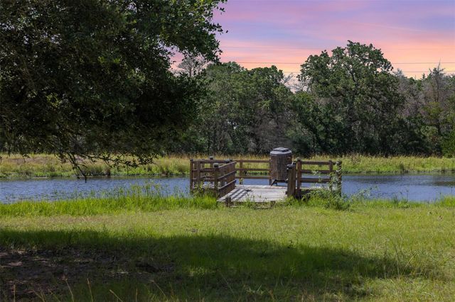 200 Fayetteville Farms, Fayetteville, TX 78940