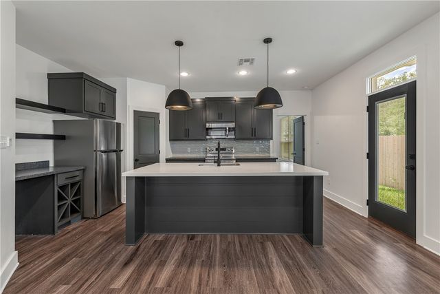 704 Eisenhower, College Station, TX 77840