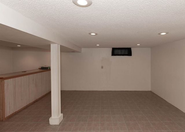 905 79th Avenue W, Rock Island, IL 61201