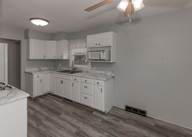 905 79th Avenue W, Rock Island, IL 61201