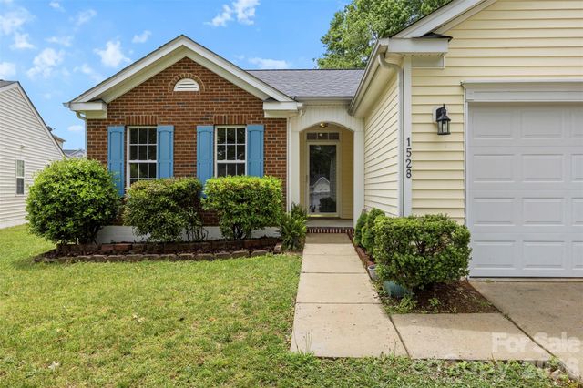 1528 Oakdale Green Drive, Charlotte, NC 28216