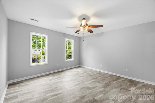 1528 Oakdale Green Drive, Charlotte, NC 28216