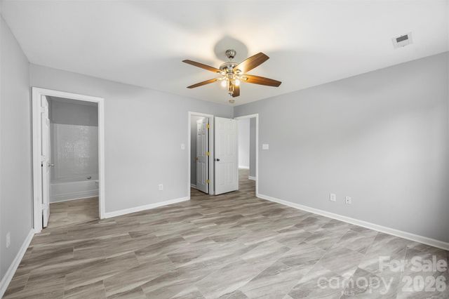 1528 Oakdale Green Drive, Charlotte, NC 28216