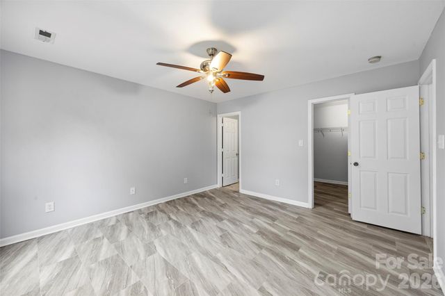 1528 Oakdale Green Drive, Charlotte, NC 28216
