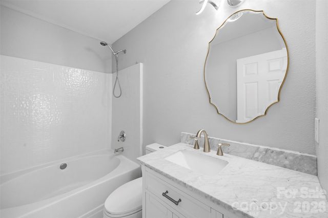 1528 Oakdale Green Drive, Charlotte, NC 28216