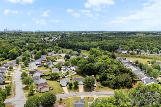 1528 Oakdale Green Drive, Charlotte, NC 28216