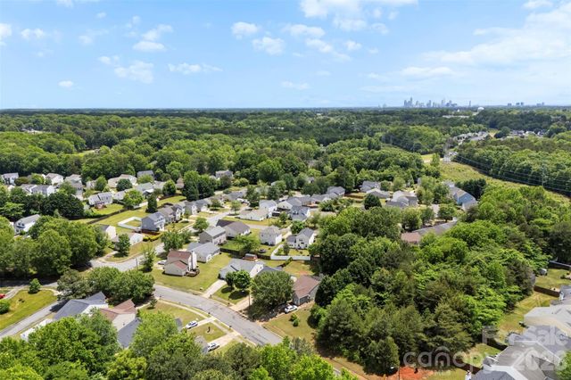 1528 Oakdale Green Drive, Charlotte, NC 28216