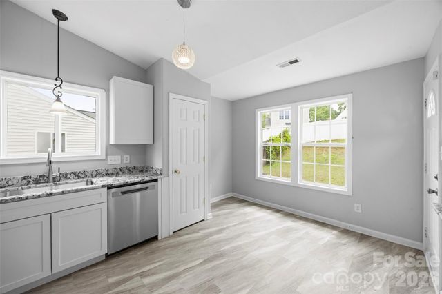 1528 Oakdale Green Drive, Charlotte, NC 28216