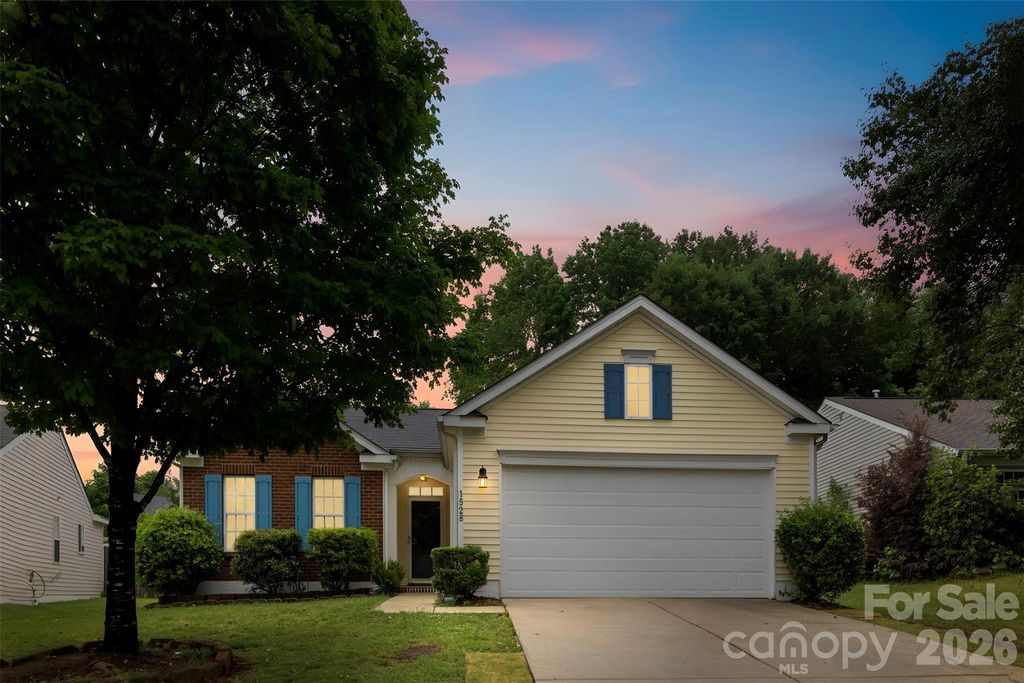 1528 Oakdale Green Drive, Charlotte, NC 28216