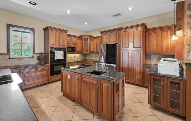 2300 N ROCK CREEK Road, Waco, TX 76708