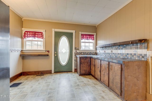 22587 Us Hwy 58, Castlewood, VA 24224