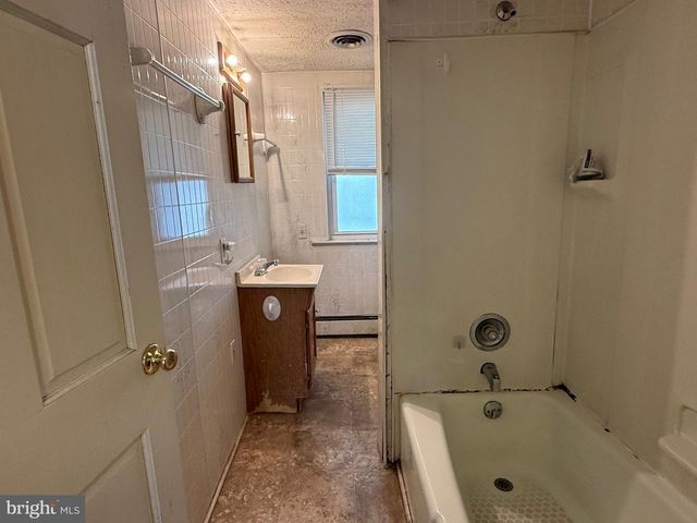 122 N MAIN ST, Red Lion, PA 17356