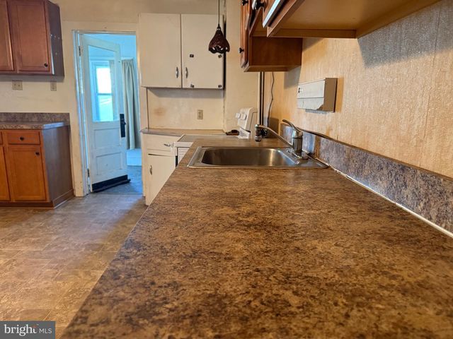 122 N MAIN ST, Red Lion, PA 17356